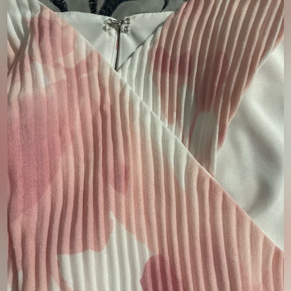 New Express that front pleated top. Size small - Picture 3 of 8